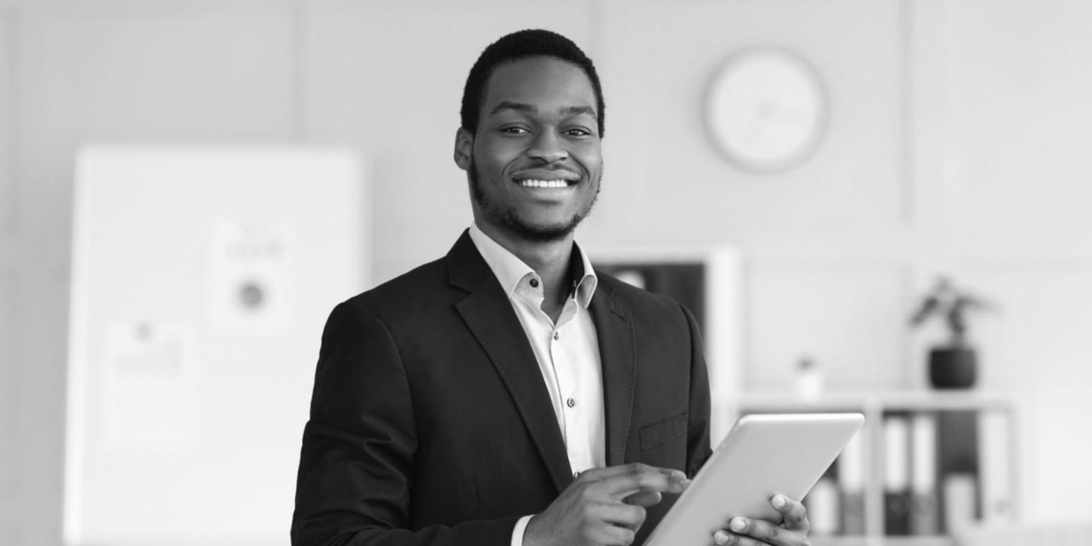 Professionelles Team während einer interaktiven Online-Schulungssession mit modernen digitalen Werkzeugen