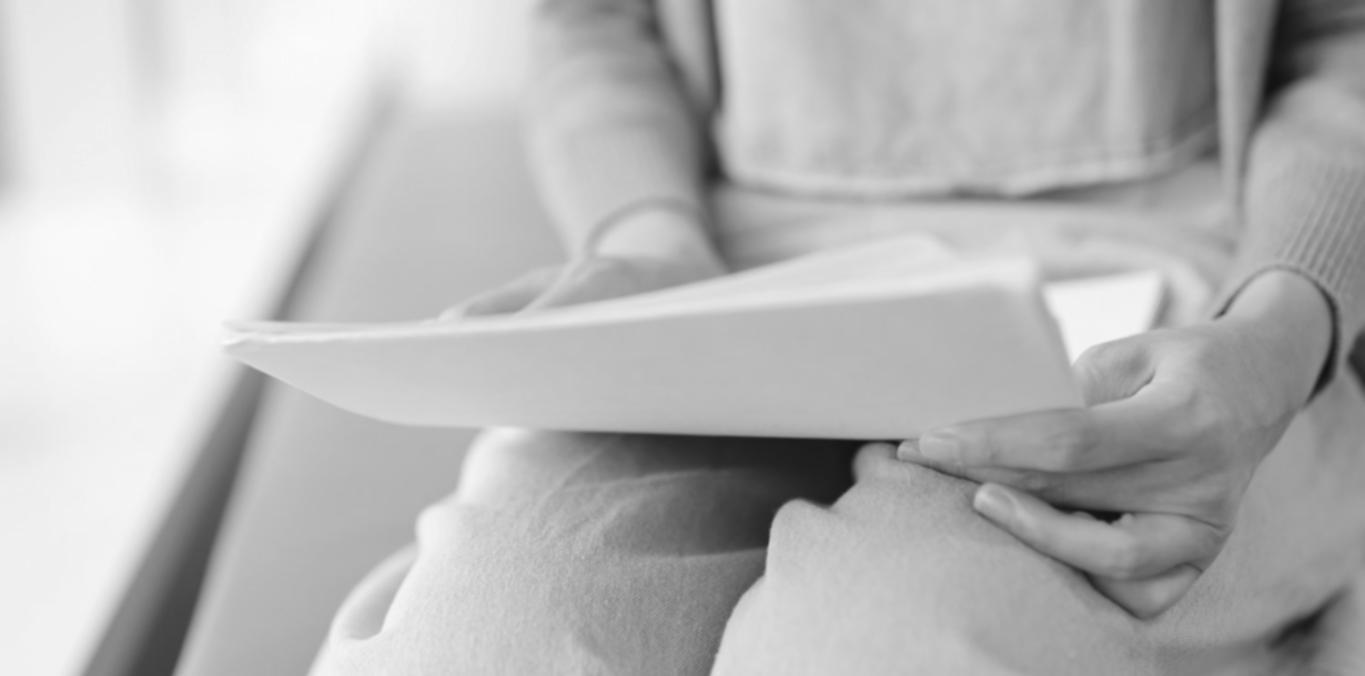 Geschäftsteam bei strategischer Planung und Zusammenarbeit im modernen Büroumfeld